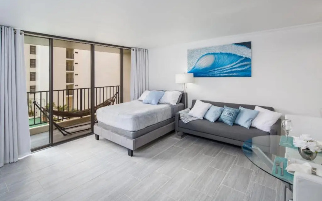 Waikiki Banyan Modern One Bedroom Free Parking