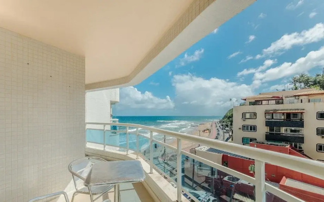 Apt w/ Balcony & View, Steps From the sea Opr0303