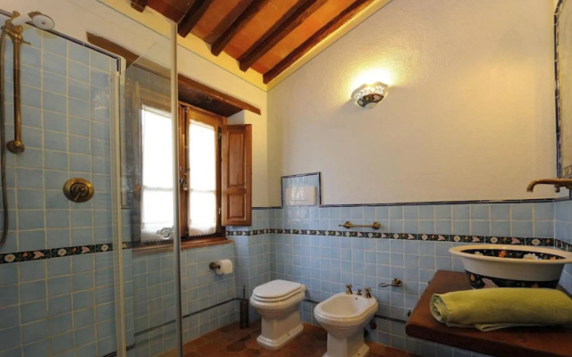 Beautiful Farmhouse With Heated Pool and Jacuzzi-mulino Della Villa