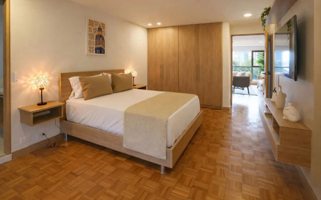 401 - Luxury 4BR Retreat With Private Bathtub and AC