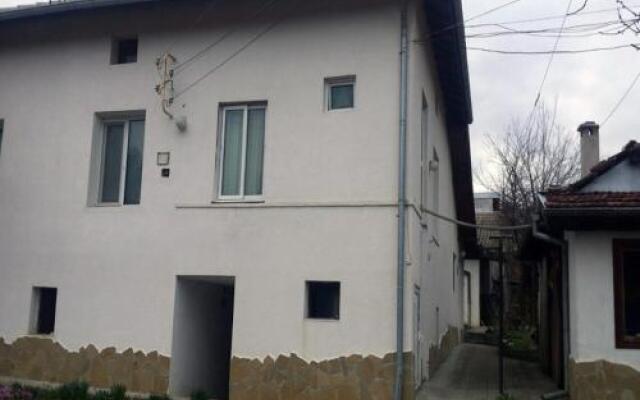 Отель Nenkovi Guest House Болгария, Трявна - отзывы, цены и фото номеров - забронировать отель Nenkovi Guest House онлайн вид на фасад