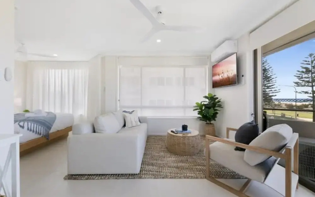 Beachfront Studio With Balcony & Stunning Views