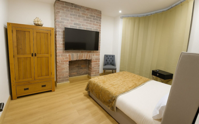 4-BR Liverpool House Free Parking