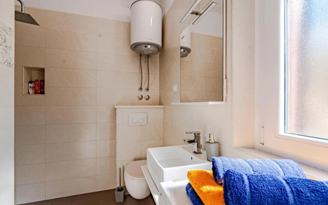 Beautiful Apartment in Prigradica With Wifi