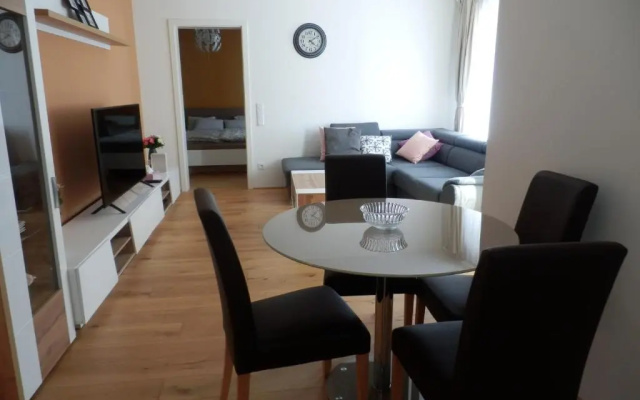 Spacious, Modern 1-bdrm Apt near VIC & Austria Ctr