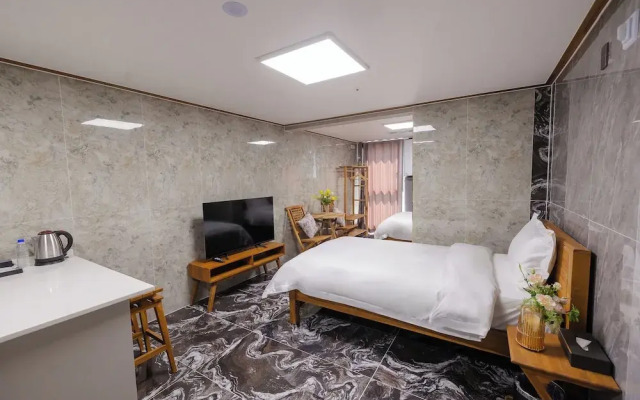 Central Hotel & Residence
