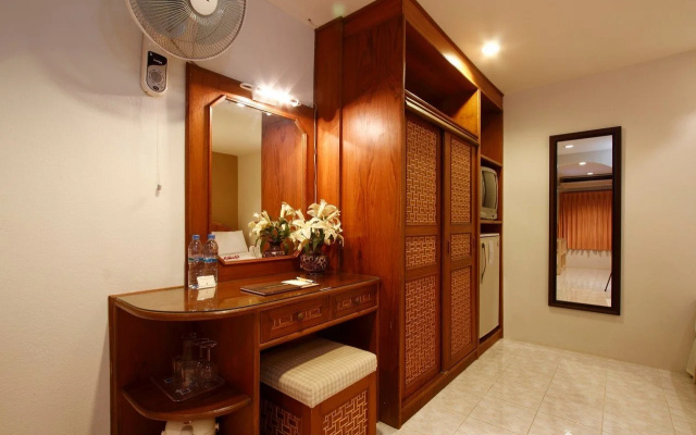 Summer Breeze Hotel
