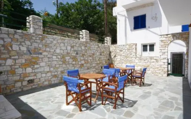 Anna's Parikia Studios