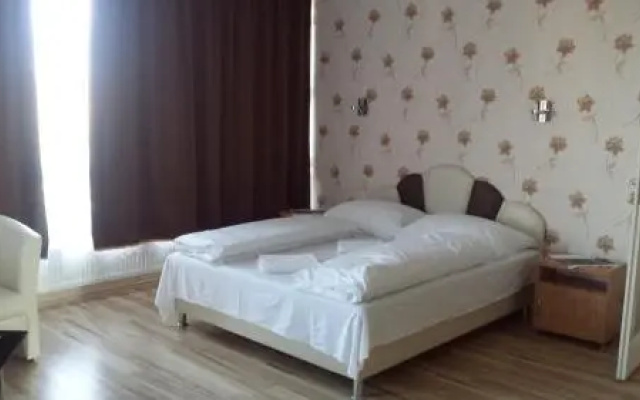 Holdfény Hotel