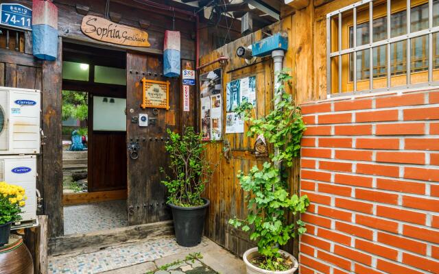 Отель Sophia Guesthouse Южная Корея, Сеул - отзывы, цены и фото номеров - забронировать отель Sophia Guesthouse онлайн вид на фасад