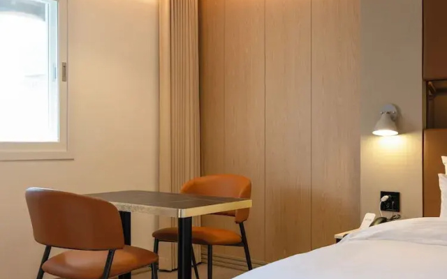 Urban Brown Hotel