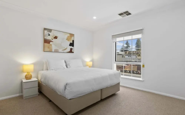Beachside 3-bed Retreat With BBQ & Garage