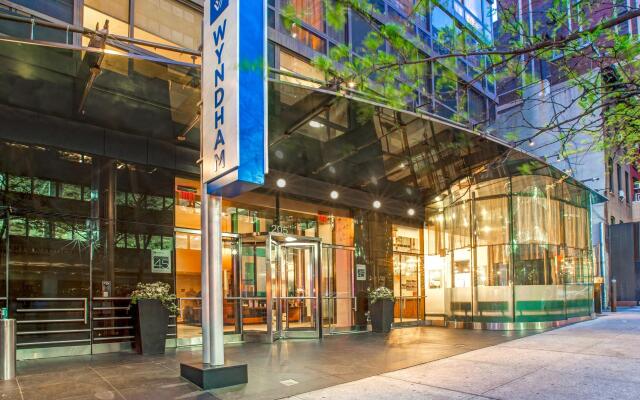 Отель The Wyndham Midtown 45 вид на фасад