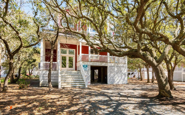 Alta Mira by Oak Island Accommodations