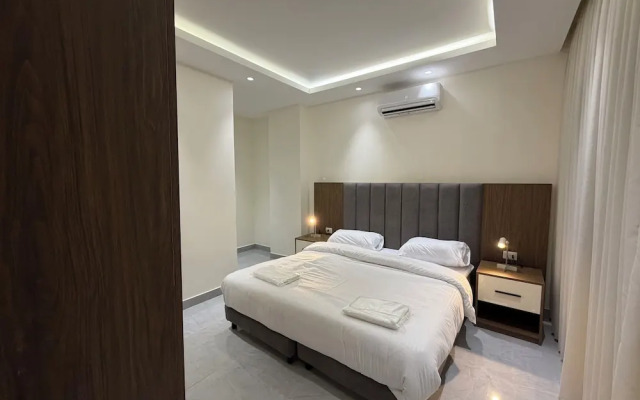 002 JRE Apartment With Stunning Boulevard Veiw