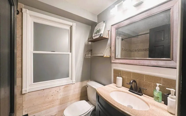 511b Massive 4 Bedroom With Fenced Yard!