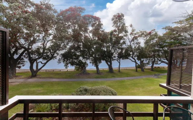 Sunny Sea Views - Snells Beach Holiday Home