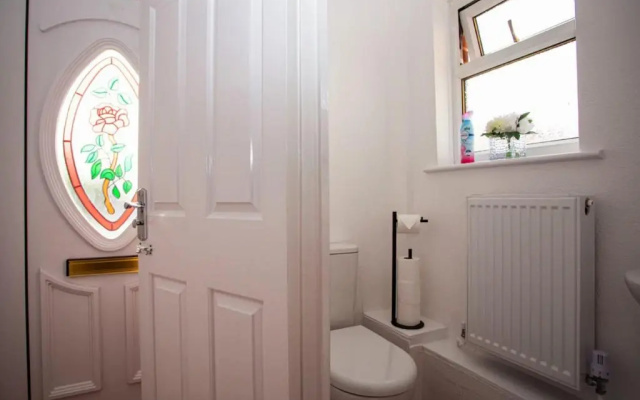 Cozy 3-bedroom Home in Luton