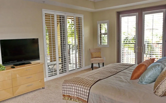 Luxurious Esplanade Condo Overlooking bay