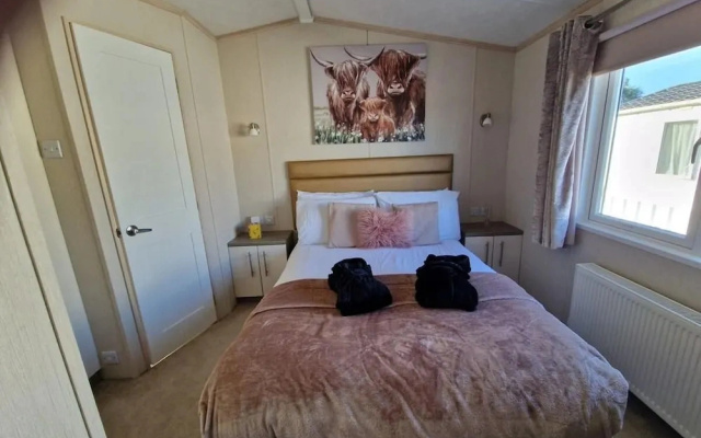 Caravan Sleeps 6 - Sea Views, Parking, Pets