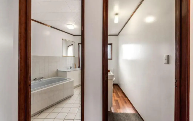 Courtside Quarters - Waihi Beach Holiday Home