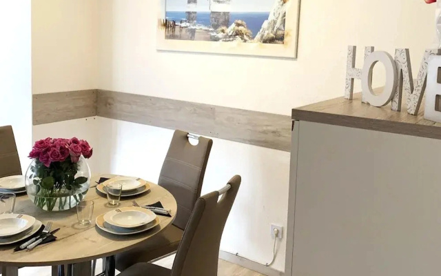 Spacious Flat Near Hiking Trails