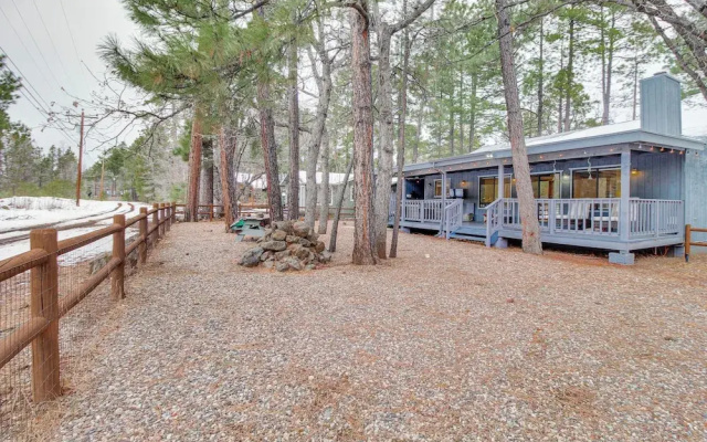 Near Hiking & Golfing: Pinetop Home w/ Deck!