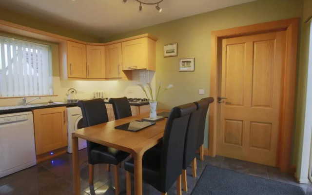 Spacious 4 Bedroom Home - 5 Min Walk To Town