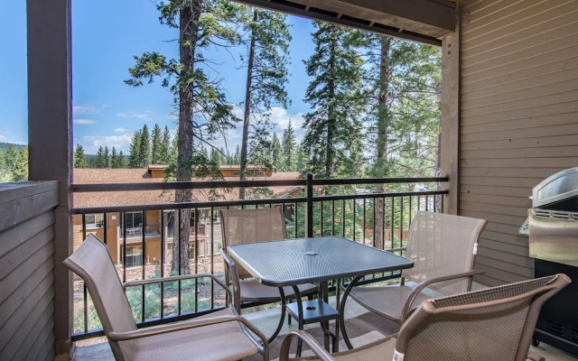 Truckee Townhouse Walk Everywhere by RedAwning