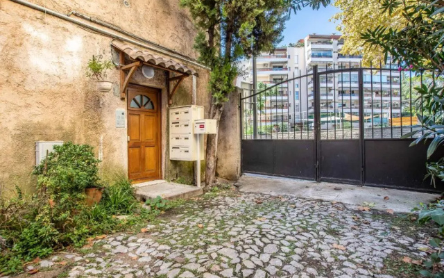 Cute Affordable 1-Br Minutes From Cannes Center
