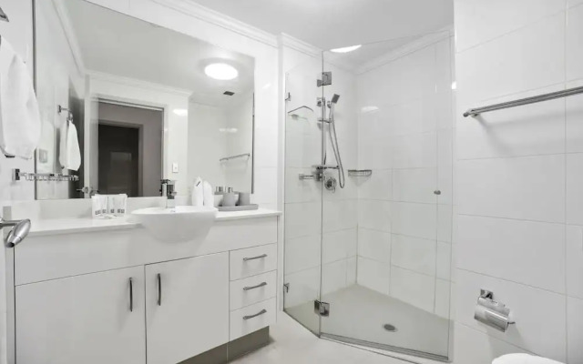 Stylish and Spacious Apt with Double Living Room