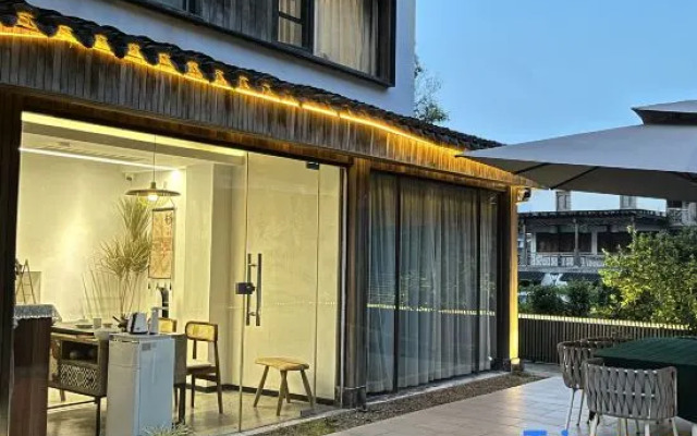 Blue Lotus Bloom · Pillow Cloud Homestay (Zhejiang University Qingzhiwu Branch)