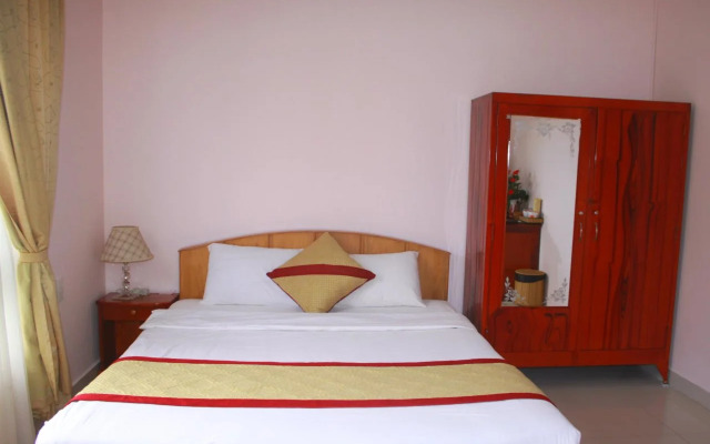 Gold Night Hotel