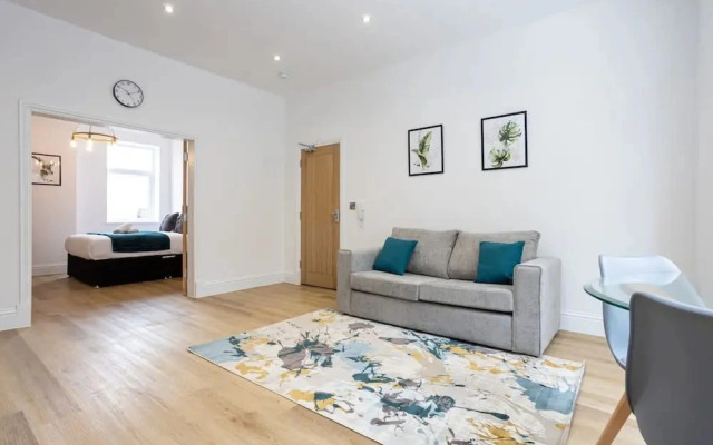 NEW Spacious Flat Ideal for Business Sleeps 4