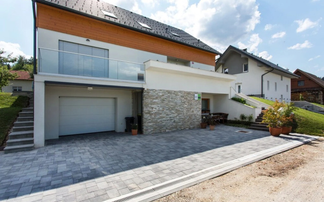 Domovoj Apartments and Rooms