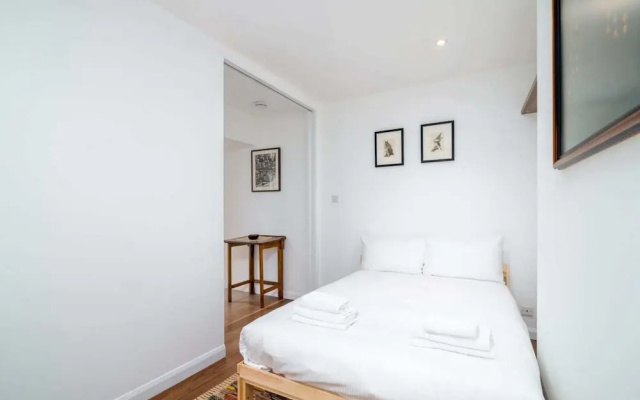 2BR Home in London W/terrace + Parking