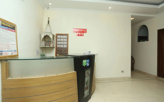 OYO 18273 Hotel Basera