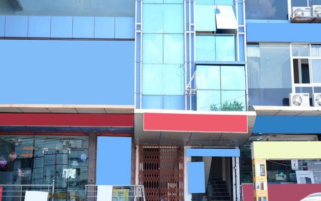 OYO 6325 Hotel Kiran вид на фасад