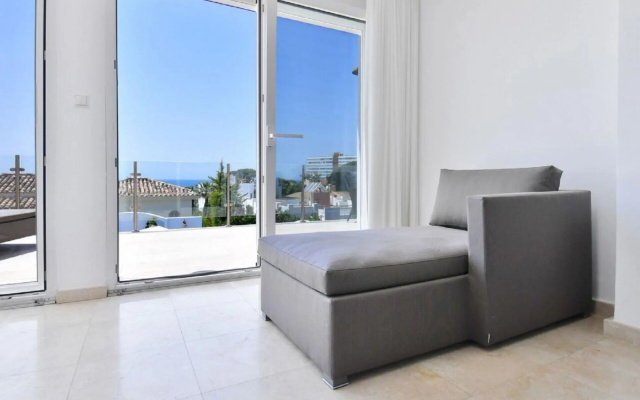 20600 - Luxurious Beachside Villa Near Marbella
