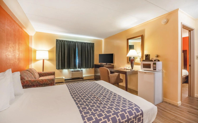 Econo Lodge Inn & Suites Windsor Locks Bradley Airport