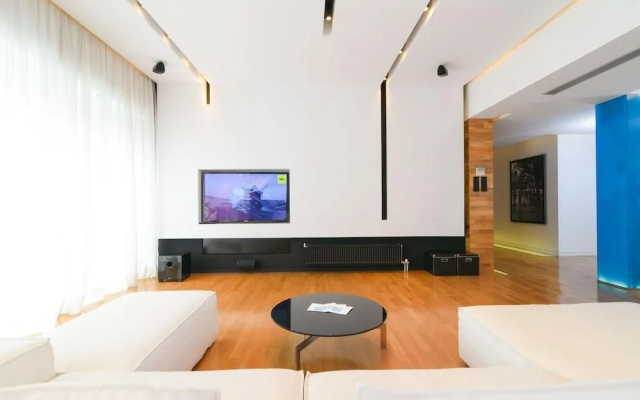 180m homm Newly Renovated Luxurious Penthouse