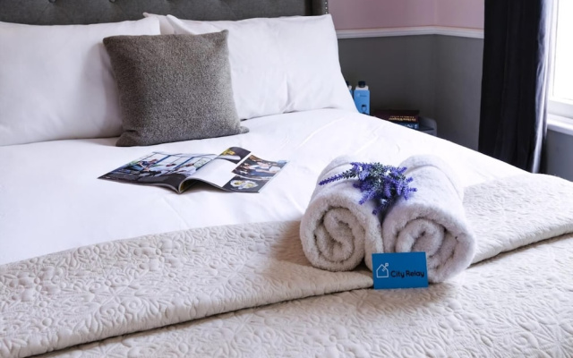 Bright 1BR + Balcony by Hyde Park