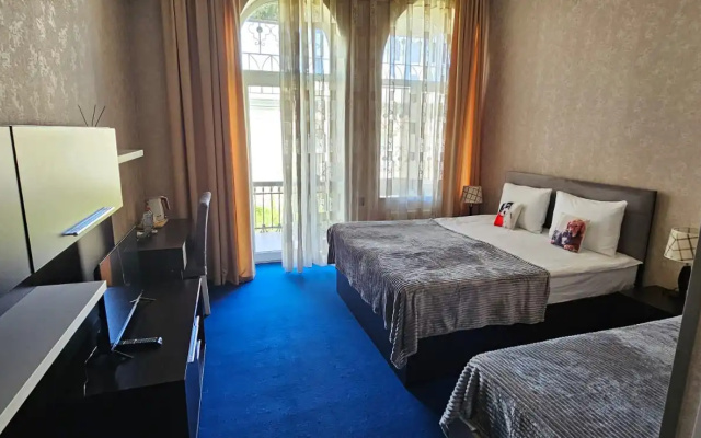Отель NH Old City Hotel