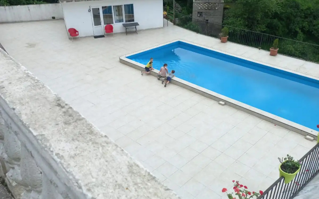 Курортный отель Квари