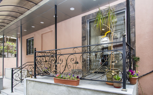 Отель Yerevan Boutique Армения, Ереван - 3 отзыва об отеле, цены и фото номеров - забронировать отель Yerevan Boutique онлайн вид на фасад