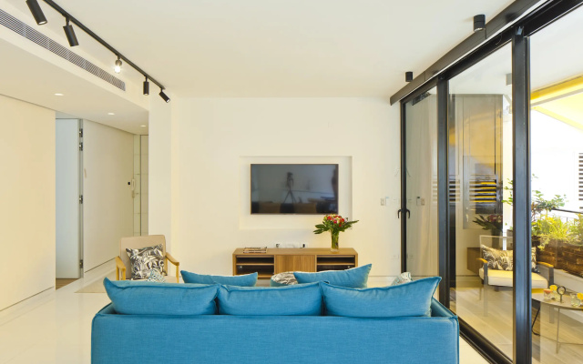 Апартаменты Elegant 2BR with Veranda by FeelHome