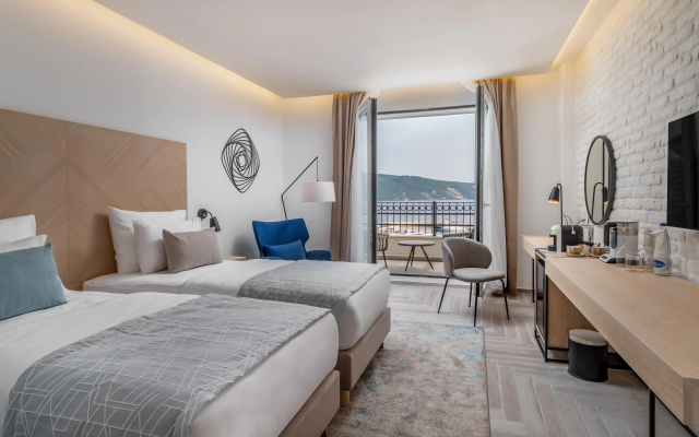Lazure Hotel and Marina