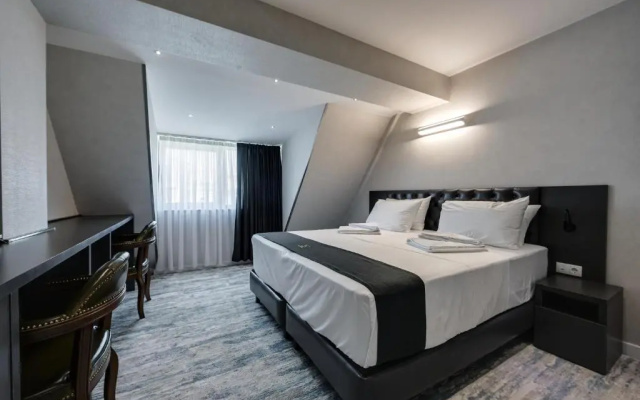Business Double Suite (full double bed) · Mit Tbilisi Hotel — photo 1
