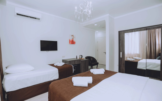 Family Suite with sea view · Royal Medis Hotel — photo 3