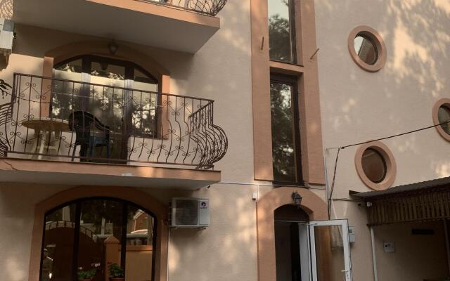 Гостиница Гостевой Дом Каприз в Анапе отзывы, цены и фото номеров - забронировать гостиницу Гостевой Дом Каприз онлайн Анапа вид на фасад
